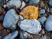 Graue Steine umgeben ockerfarbenen Stein